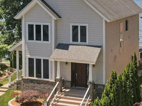 1300 E Lake Dr, Novi, MI 48377