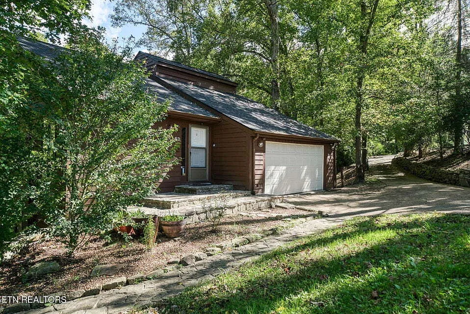 53 River Ln