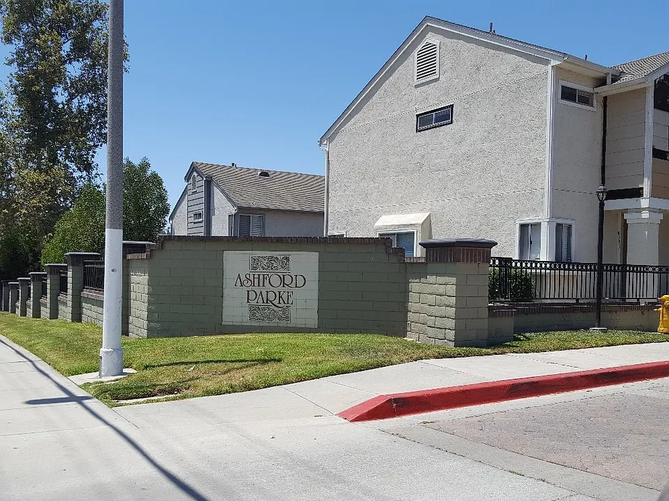 2208 Kings View Cir