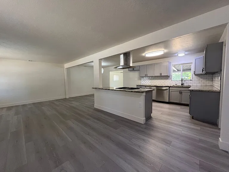 2504 Eastern Ave — Photo 8