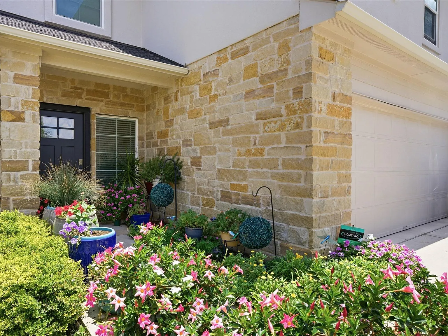 4 bed, 2.5 bath, 2278 sqft, $2,300 — Photo 2