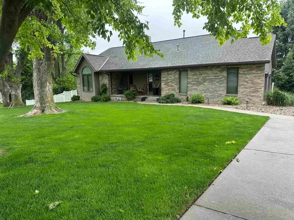 5000 W Cottonwood Cv, Hastings, NE 68901
