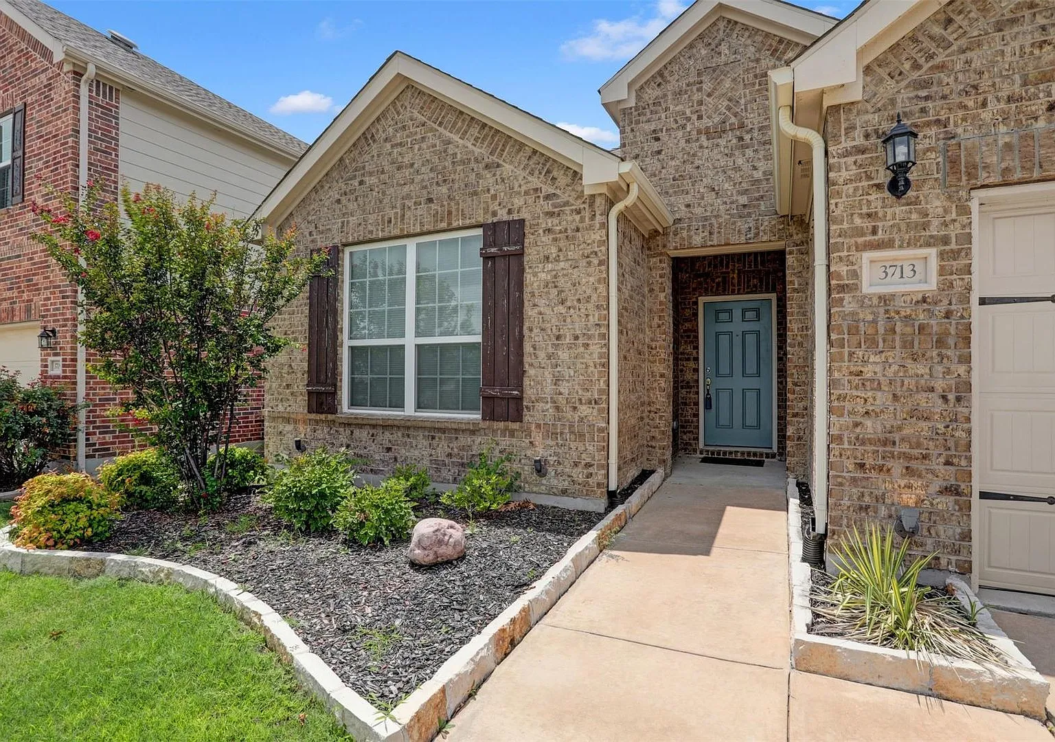 Located in McKinney's desirable Erwin Farms, this beautiful home exudes modern elegance and pract... — Photo 3