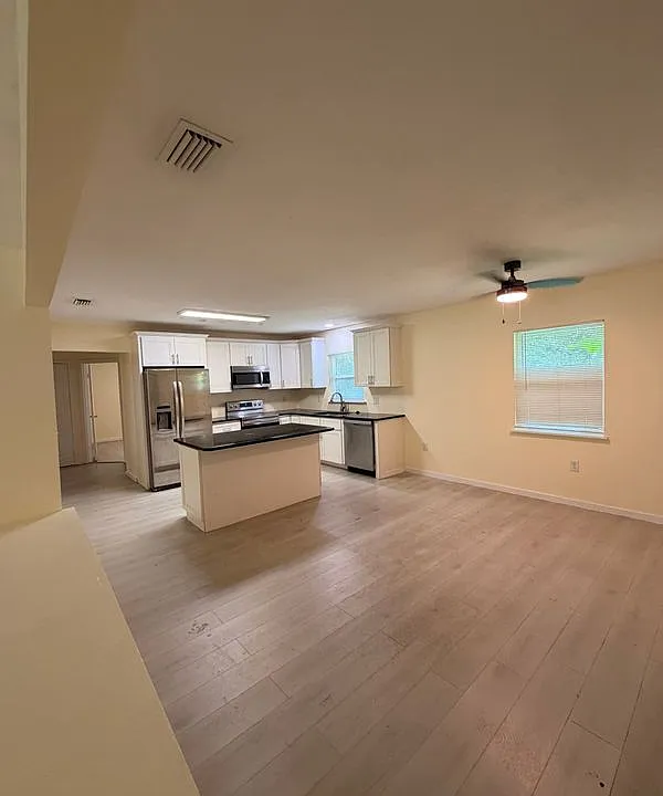 305 W Country Club Dr