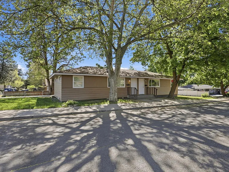 3218 N Maple St #3218 — Photo 4