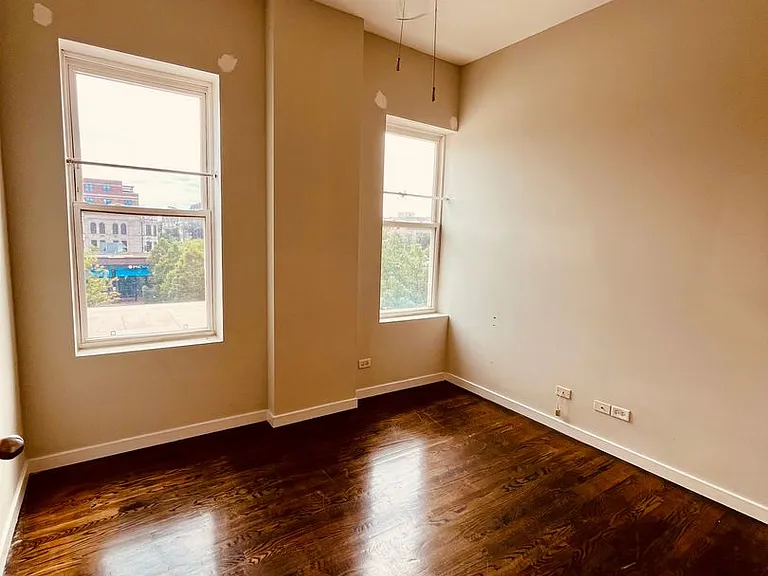 2824 W Armitage Ave — Photo 10