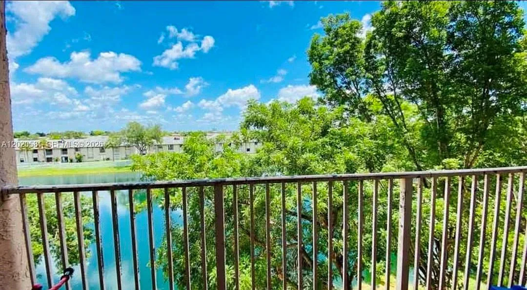 Kendall Lake Towers Condo — Photo 1