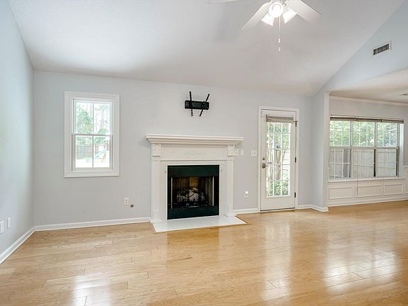 3rd image of 2553 Beaver Creek Ln