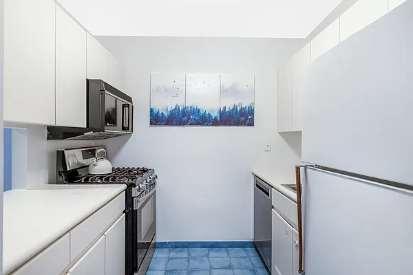 Sold by R New York | media 7