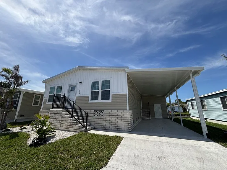 5647 Blue Harbor Dr #335 — Photo 2