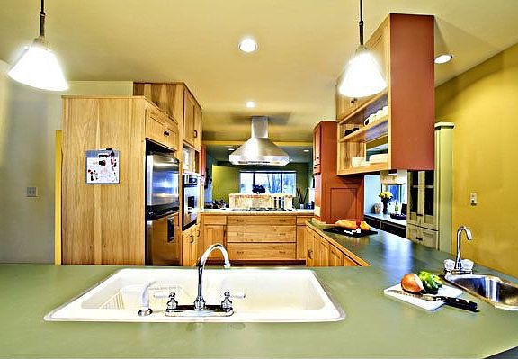 Kitchen w/ stainless appliances