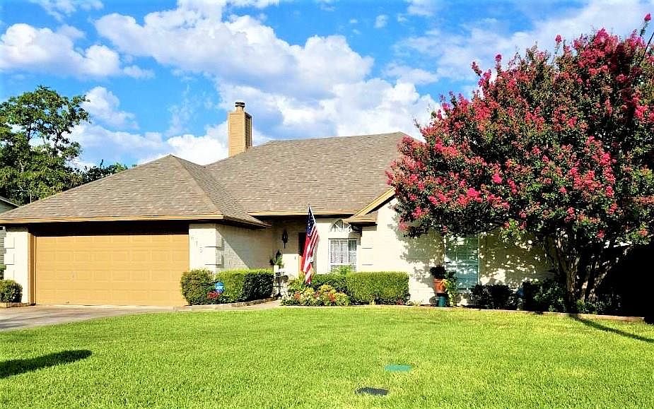 1st image of 615 Oaklawn Dr