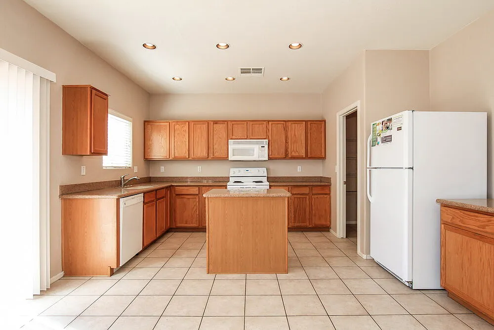 3 bed, 2.5 bath, 2220 sqft, $2,425 — Photo 3