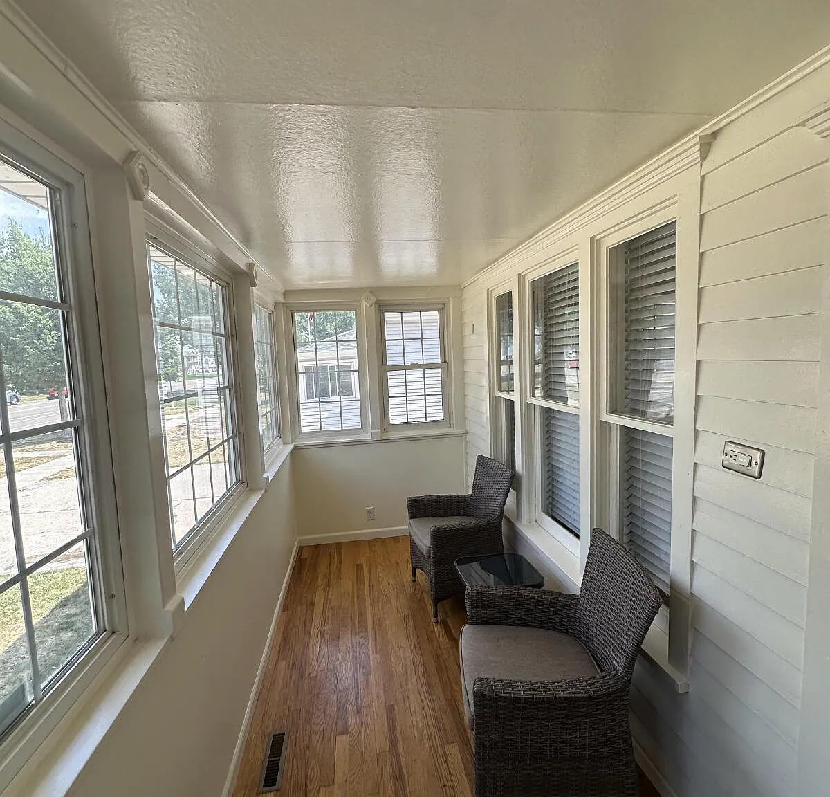 2 bed, 1.0 bath, 945 sqft, $2,050 — Photo 3