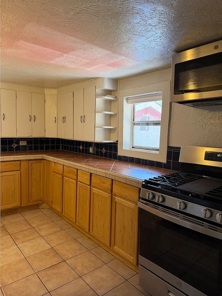 3 bed, 1100 sqft, $2,160 — Photo 4