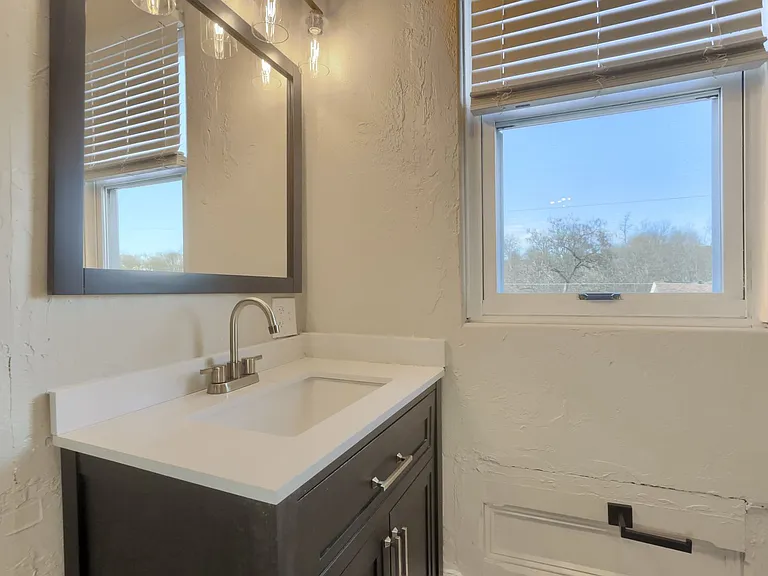 513 Grace St — Photo 34
