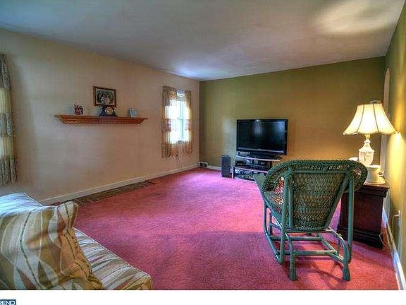 4th image of 551 Arlington Ave