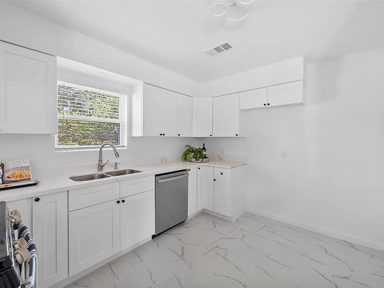 5943 Greenmont Dr — Photo 11