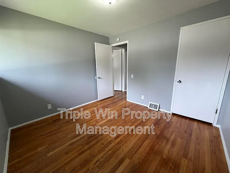 10319 Varnum Dr — Photo 26