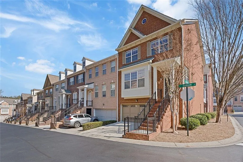 3 bed, 3.5 bath, 2761 sqft, $3,600 — Photo 3