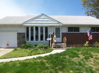 579 Plainview Rd, Plainview, NY 11803