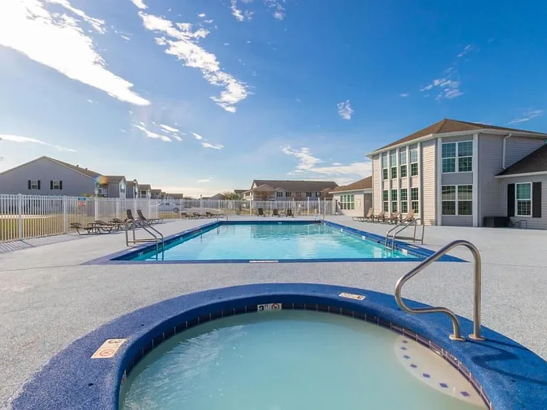 Community Swimming Pool & Hot Tub