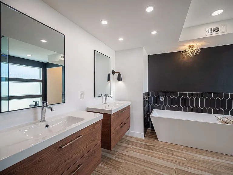330 E Country Club Dr — Photo 53