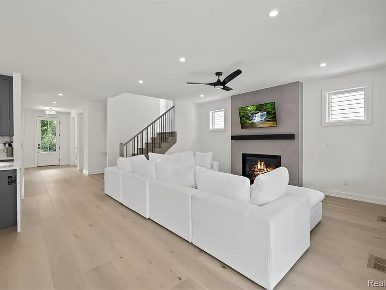 2663 Dorchester Rd — Photo 4