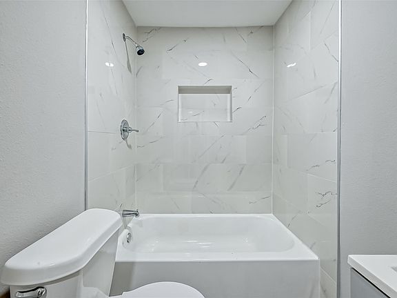 3rd image of 3274 Reeves St #B