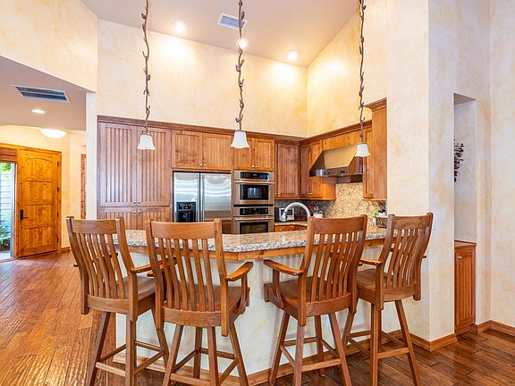 Breakfast Bar in Kitchen.