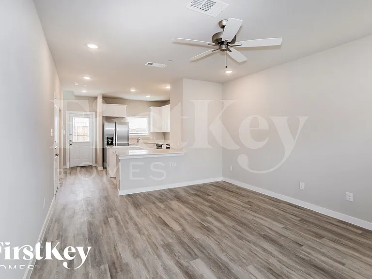 315 Niki Dr — Photo 3