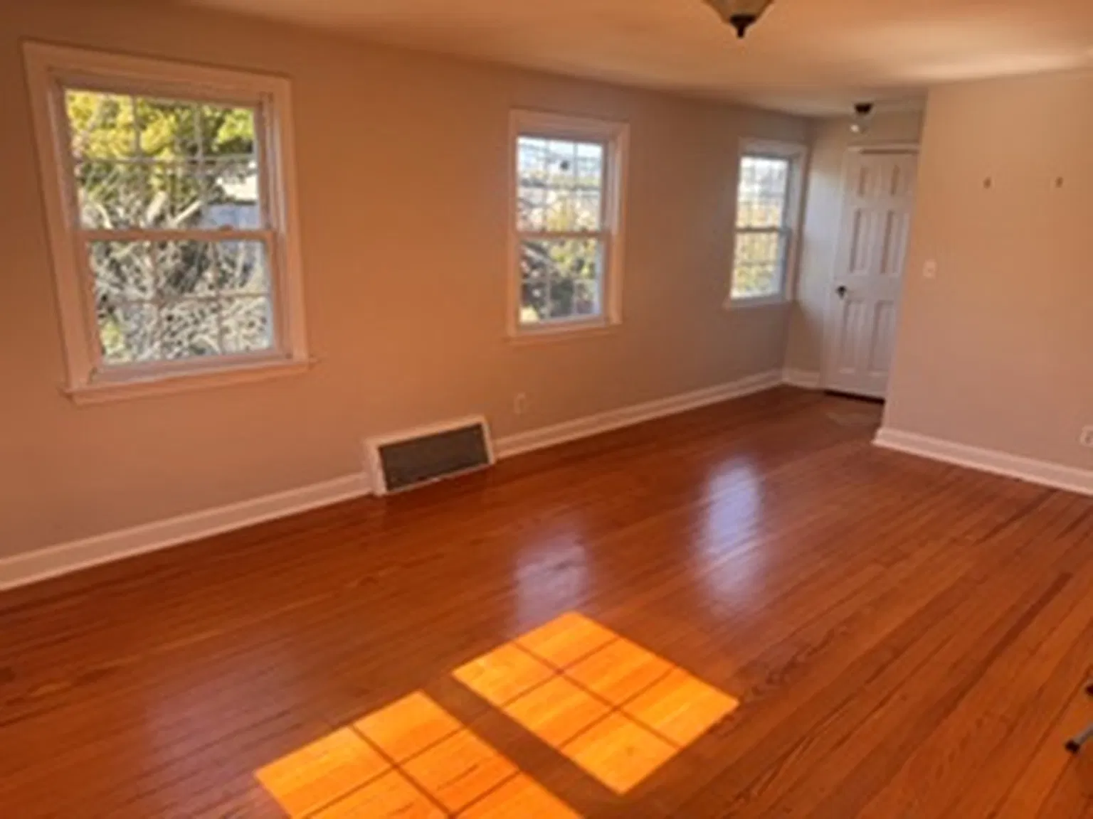 3 bed, 1100 sqft, $3,150 — Photo 3