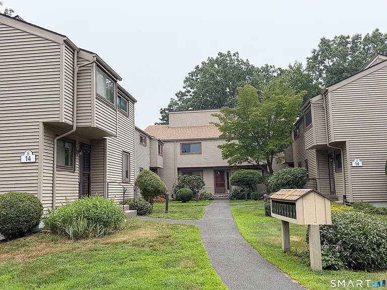 14 Greenbriar Dr #F — Photo 3