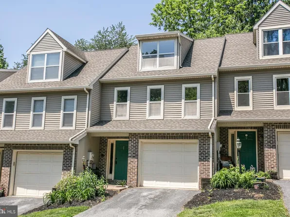 8 Westpointe Dr, Ephrata, PA 17522