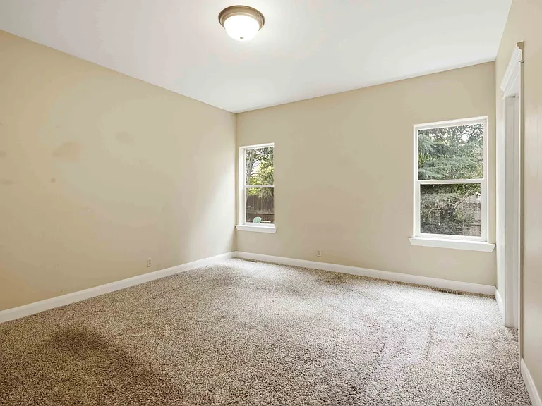 131 N 6th Ave — Photo 7
