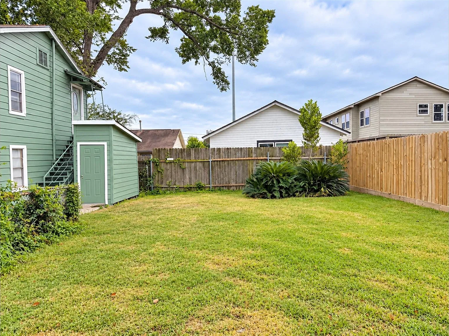 2 bed, 1.0 bath, 900 sqft, $975 — Photo 2