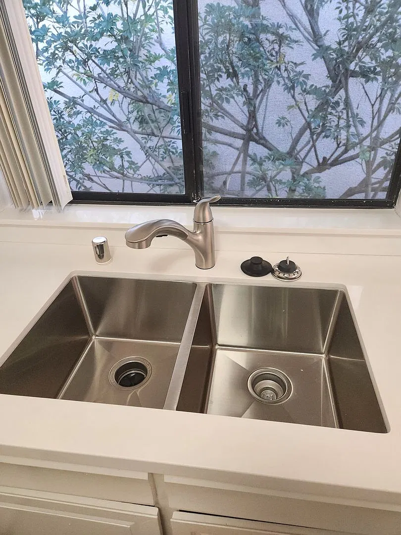 Hillcrest 2 bedroom 2 bath, just totally remodeled, 3 parking (incl garage) — Photo 3