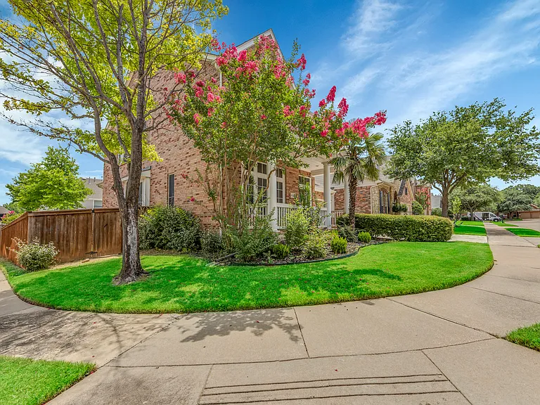 3920 Autumn Ln — Photo 2