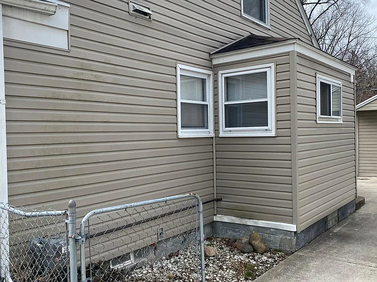 24255 Parklawn St — Photo 2
