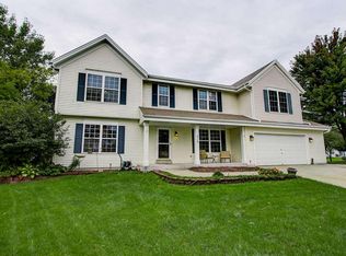 315 Turnberry Ct, Pewaukee, WI 53072