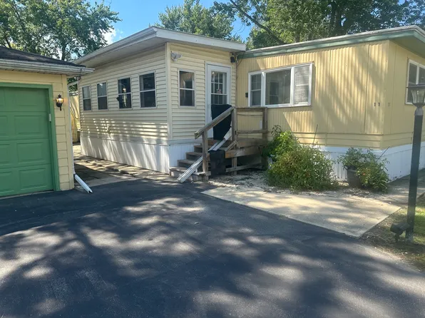 11 Aqueduct Dr, Coal City, IL 60416