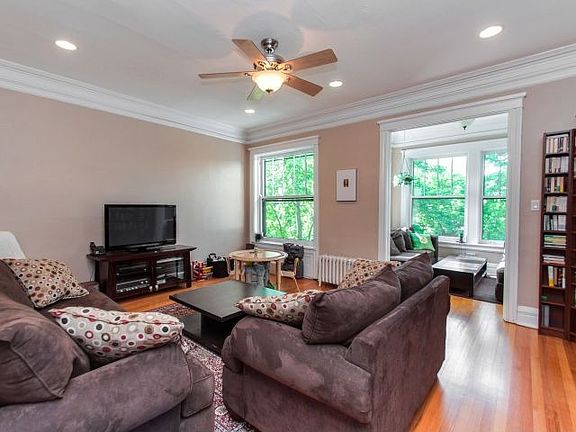 4th image of 1363 E 52nd St #9