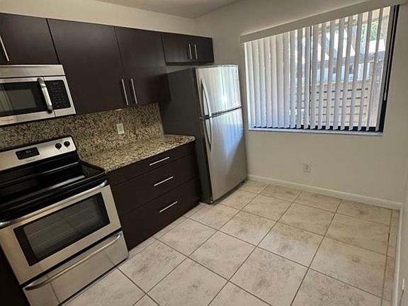 3rd image of 445 Lakeview Dr APT 3