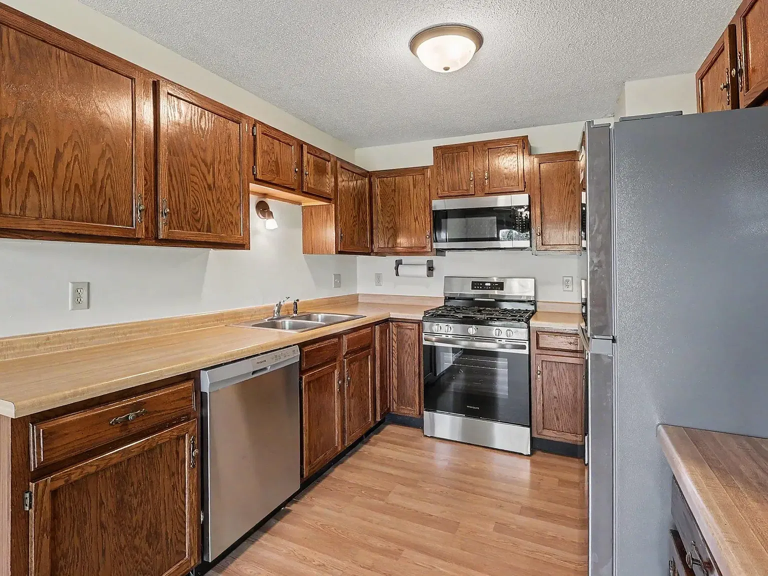 3 bed, 1408 sqft, $2,400 — Photo 3