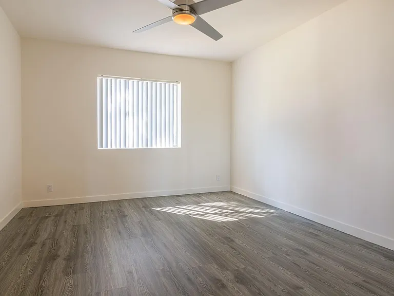 4533 Los Feliz — Photo 17