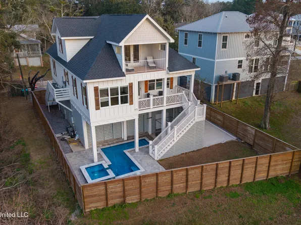 419 Martin Ave, Ocean Springs, MS 39564