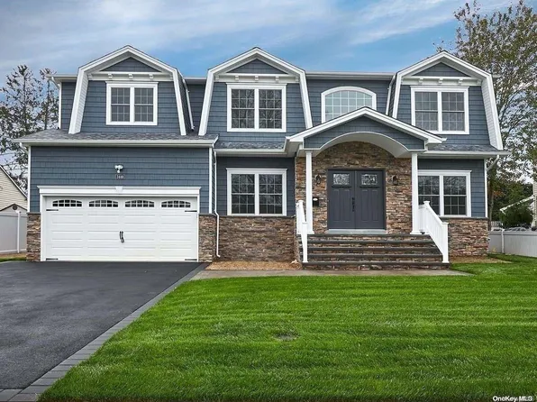 3 Lark Avenue, Old Bethpage, NY 11804