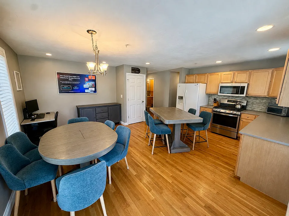 571 Freeport St #2