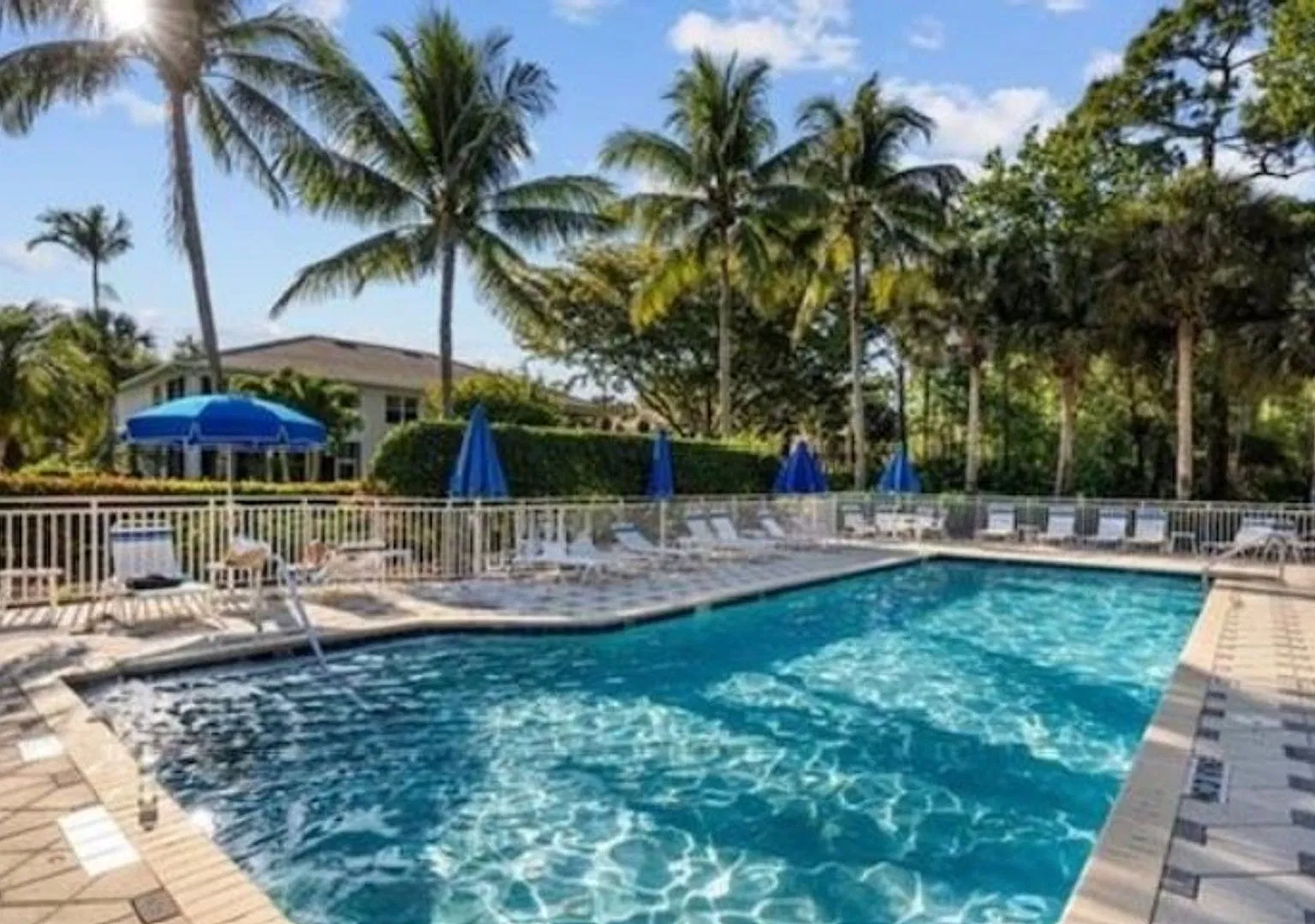 Beautifully Renovated Coach Home in Barbados at Tarpon Cove Lake & Preserve Views! Gated Communit... — Photo 2