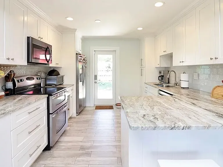 216 E 24th St — Photo 16